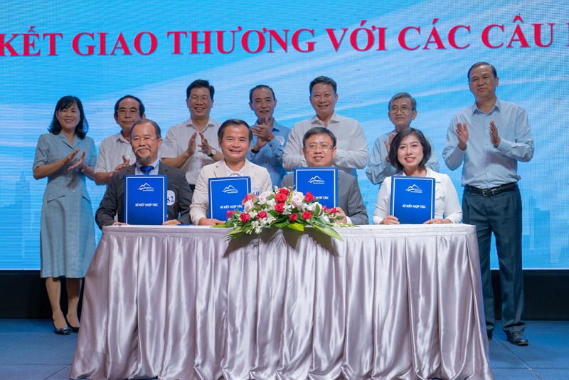 Chủ tịch CLB Phạm Đăng Thu Thảo và Chủ tịch CLB Doanh nhân Tây Ninh tại TPHCM Đỗ Văn Mười cùng các CLB ký kết hợp tác