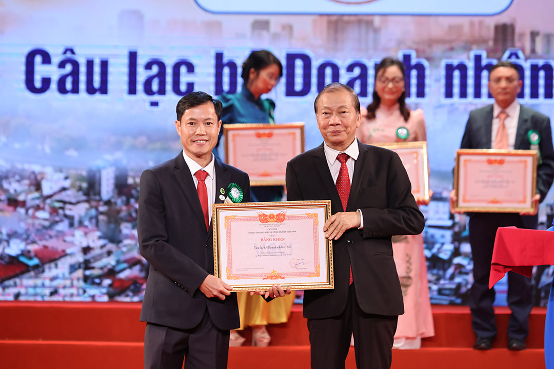 Ông Lã Quốc Huy - Chủ Tịch Công ty TNHH Loan Phát Huy nhận giải thưởng từ VCCI