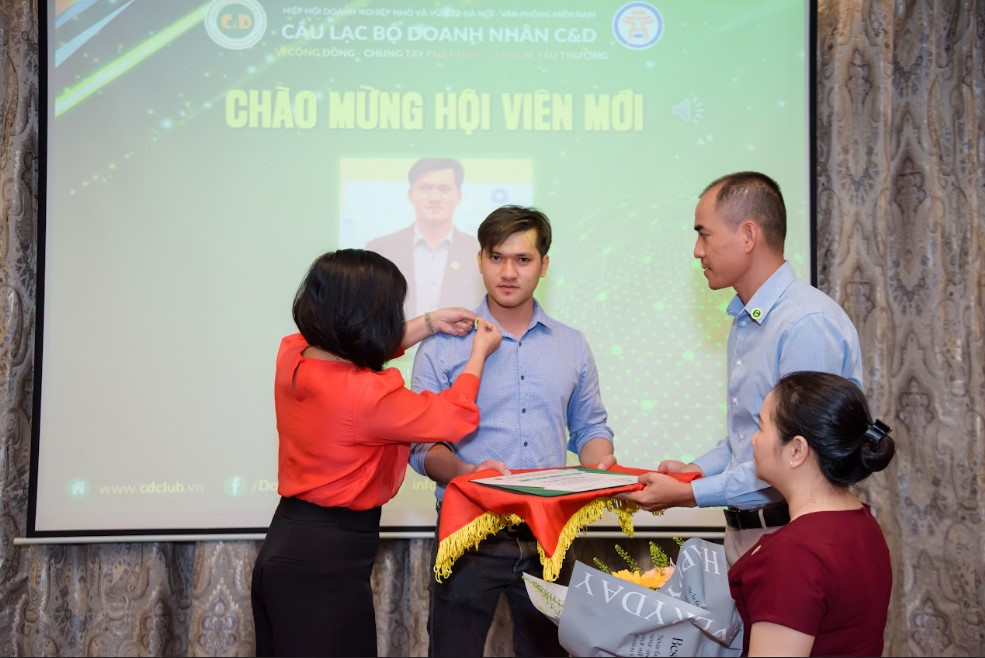 Chủ tịch Phạm Đăng Thu Thảo gắn huy hiệu C&D cho hội viên mới
