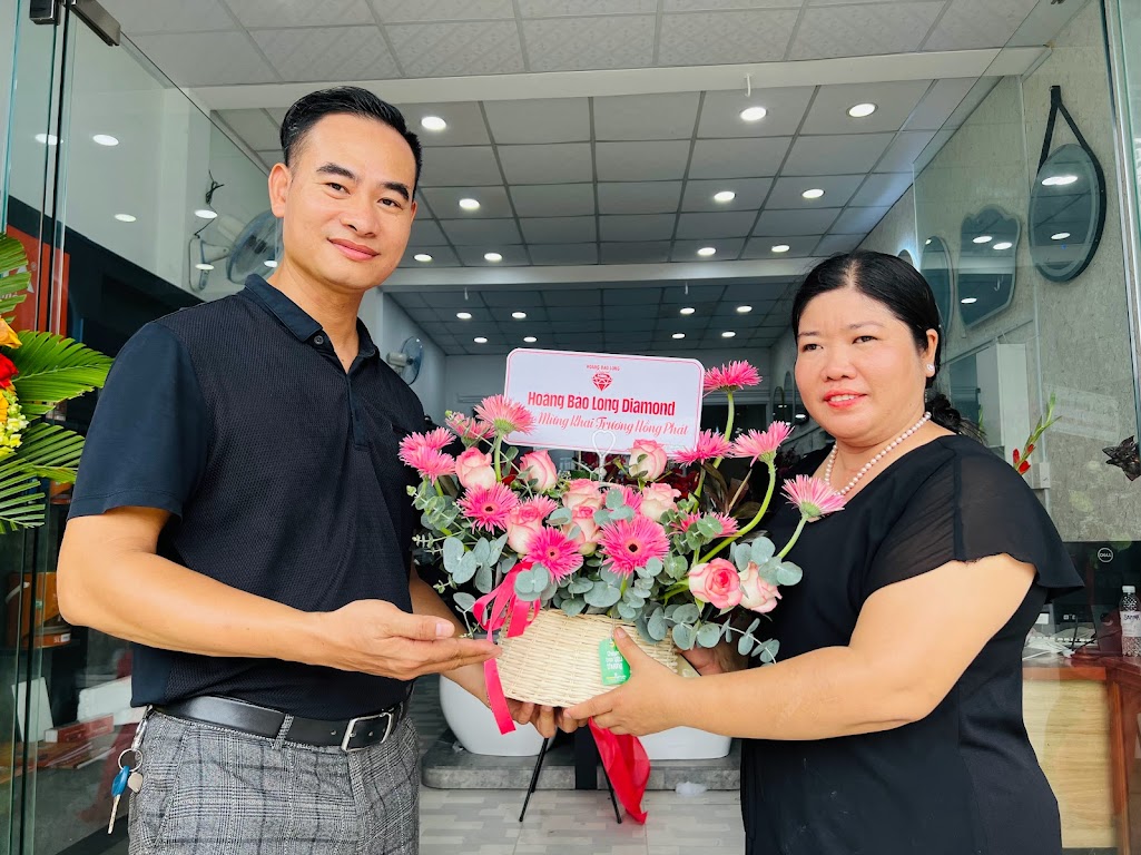 Ms Vân Anh, CEO Công ty Anh Phát nhận hoa chúc mừng từ công ty HBL Diamond