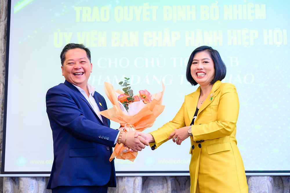 PCT Hiệp Hội, Trưởng VPPN ông Từ Nguyên Bình trao hoa chúc mừng và Quyết định công nhận Ủy viên BCH Hiệp Hội cho Chủ tịch Phạm Đăng Thu Thảo