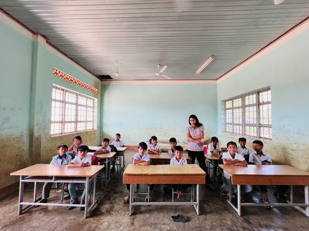 Cô giáo H Wân Niê và các học sinh tại điểm trường