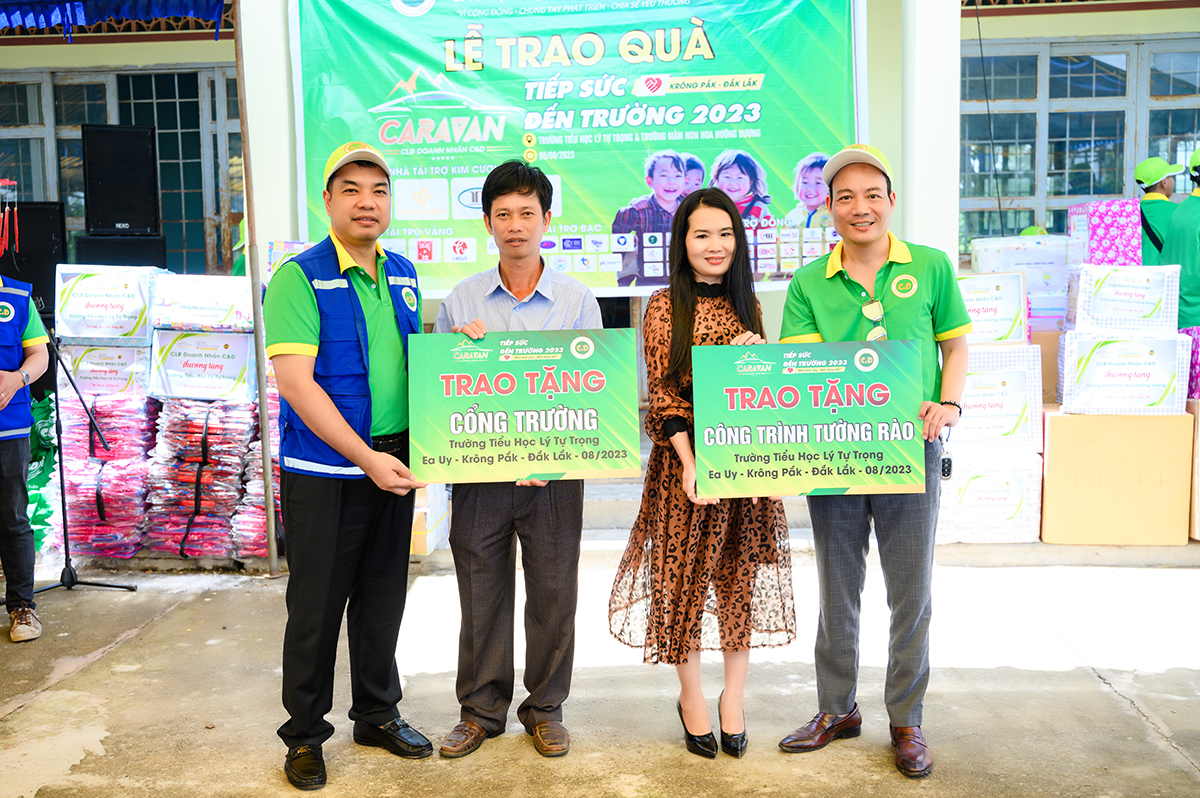 Ông Mạc Quốc ANh, PCT/TTK HanoiSME và ông Vũ Mạnh Dũng - GĐ PTI Âu Lạc thực hiện nghi thức tặng các công trình xây dựng cho các trường