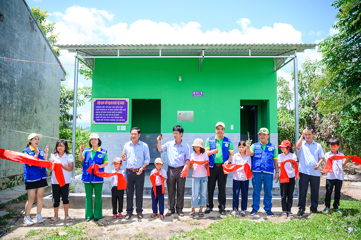 Đại biểu và các em học sinh giỏi tham gia cắt băng khánh thành